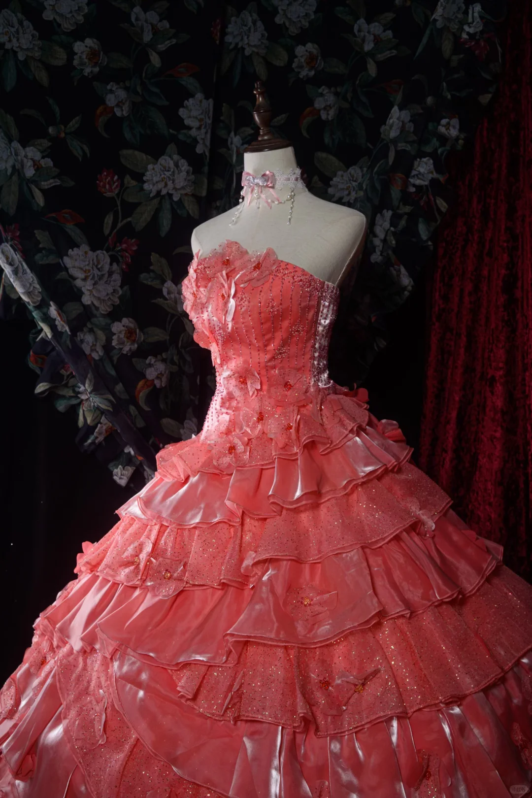 Magnifique robe de bal corail sans bretelles à volants superposés et fleurs 3D pour Sweet 15 ou Quinceañera DP7403
