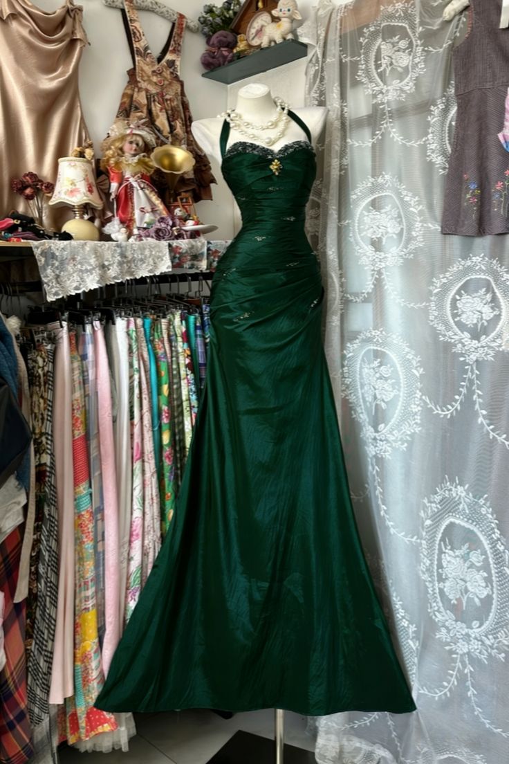 Vintage Satin Halter- Neck Sweetheart Evening Gown Beaded Ruched Mermaid Prom Dress DP7764