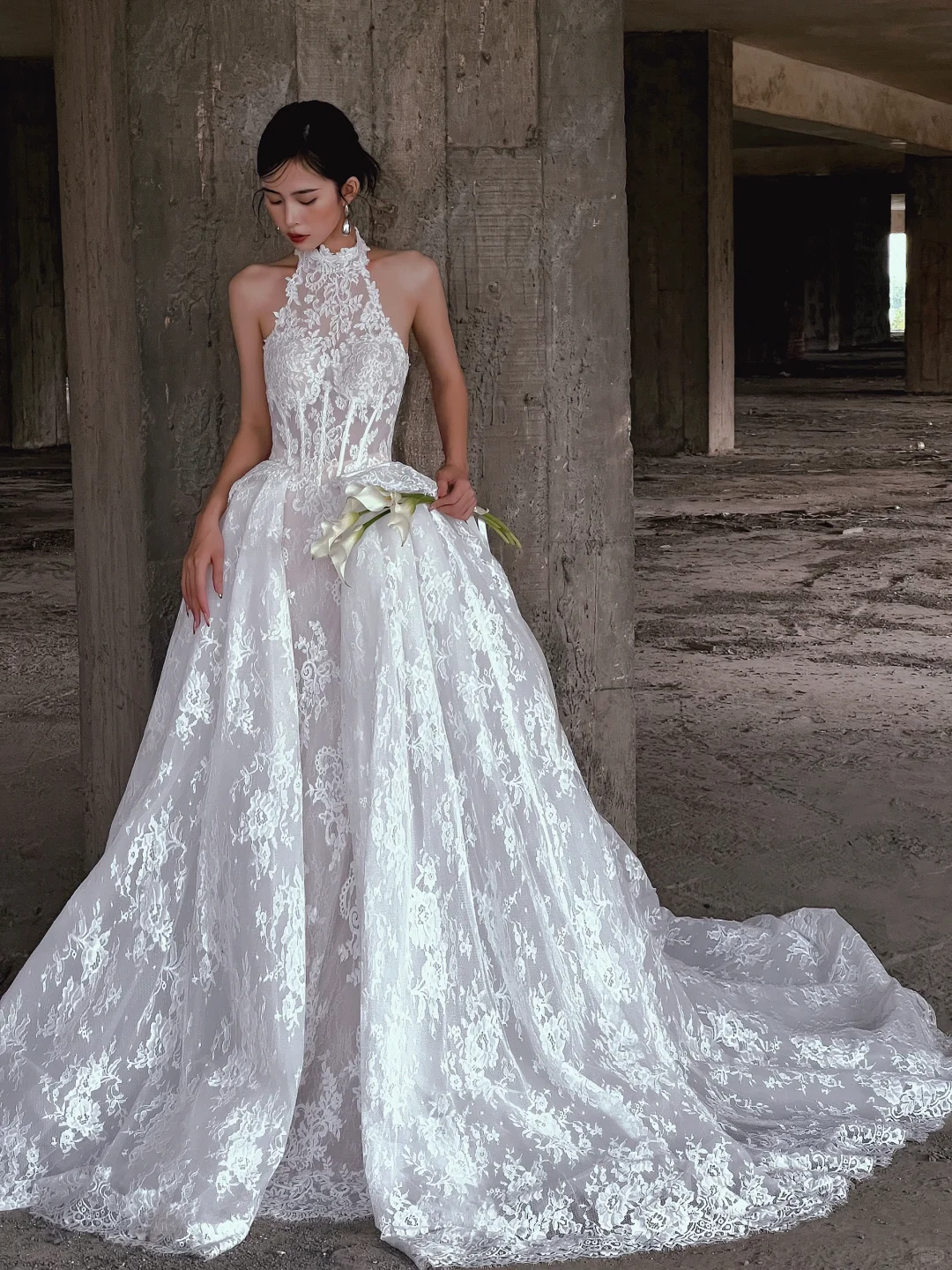 Robe de mariée glamour en dentelle ornée d'appliqués floraux, coupe trapèze, col montant, DP7120