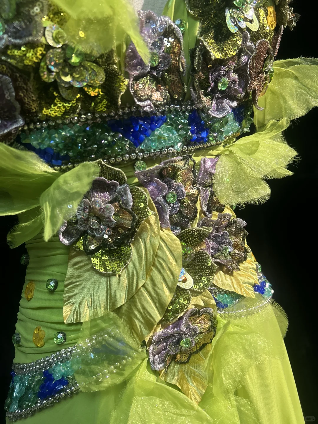 Glamouröses, limettengrünes Pailletten-Abendkleid mit Perlenbesatz, A-Linie und Neckholder, DP7108