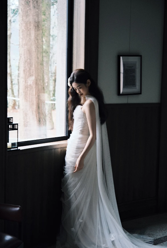 Ethereal Butterfly-Embellished Tulle Wedding Dress Sheath Strapless Bridal Gown DP7204