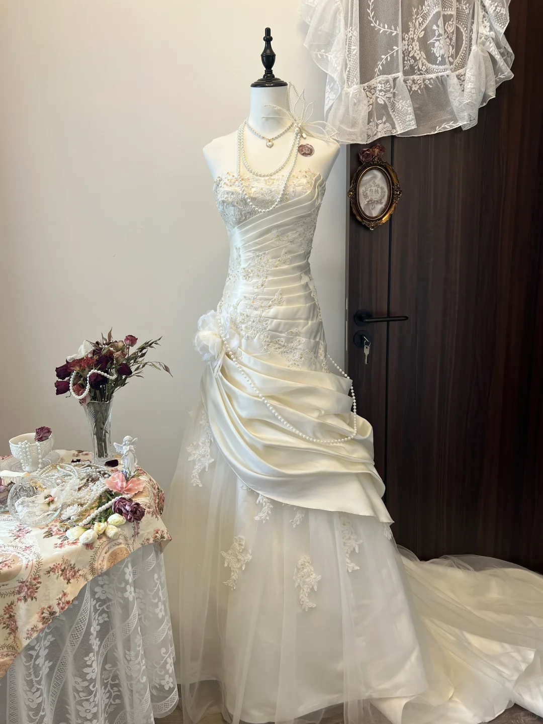 Elegant White Beaded Applique Satin Wedding Dress Mermaid Strapless Bridal Gown DP7132