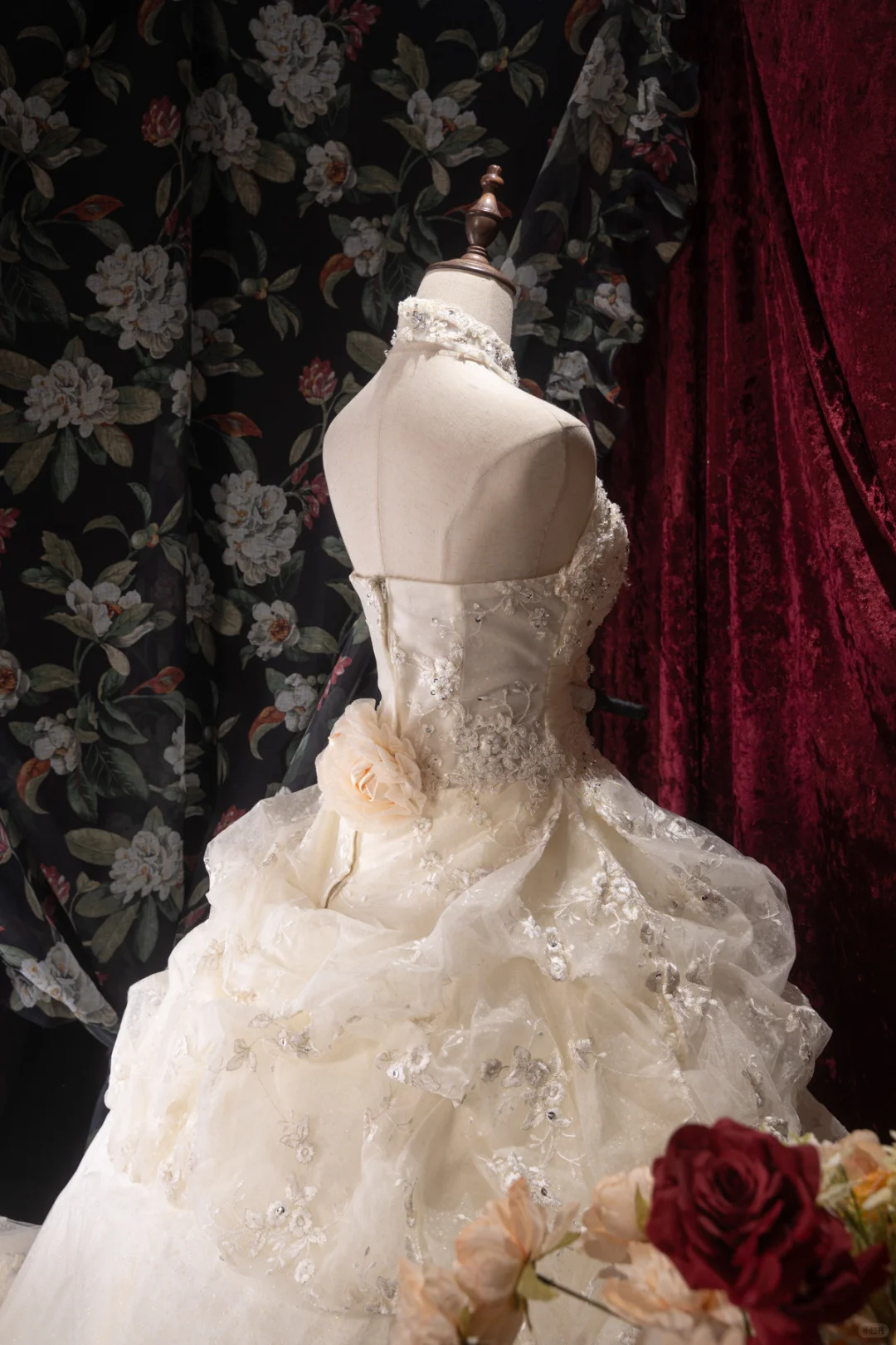 Vintage Halter-Neck Lace 3D Floral Appliques Ball Gown DP8340