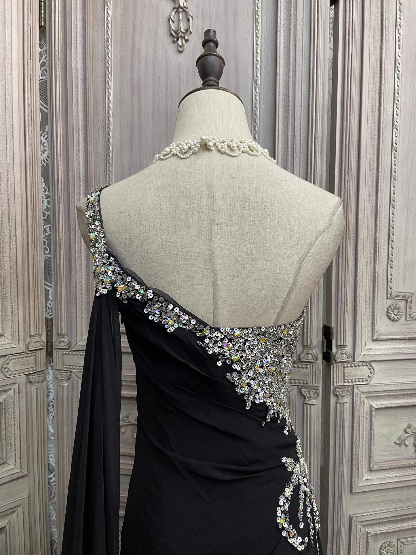 Vintage schwarzes, einseitig schulterfreies Satin-Abendkleid mit Perlenbesatz und Schleppe, formelles Ballkleid DP7598