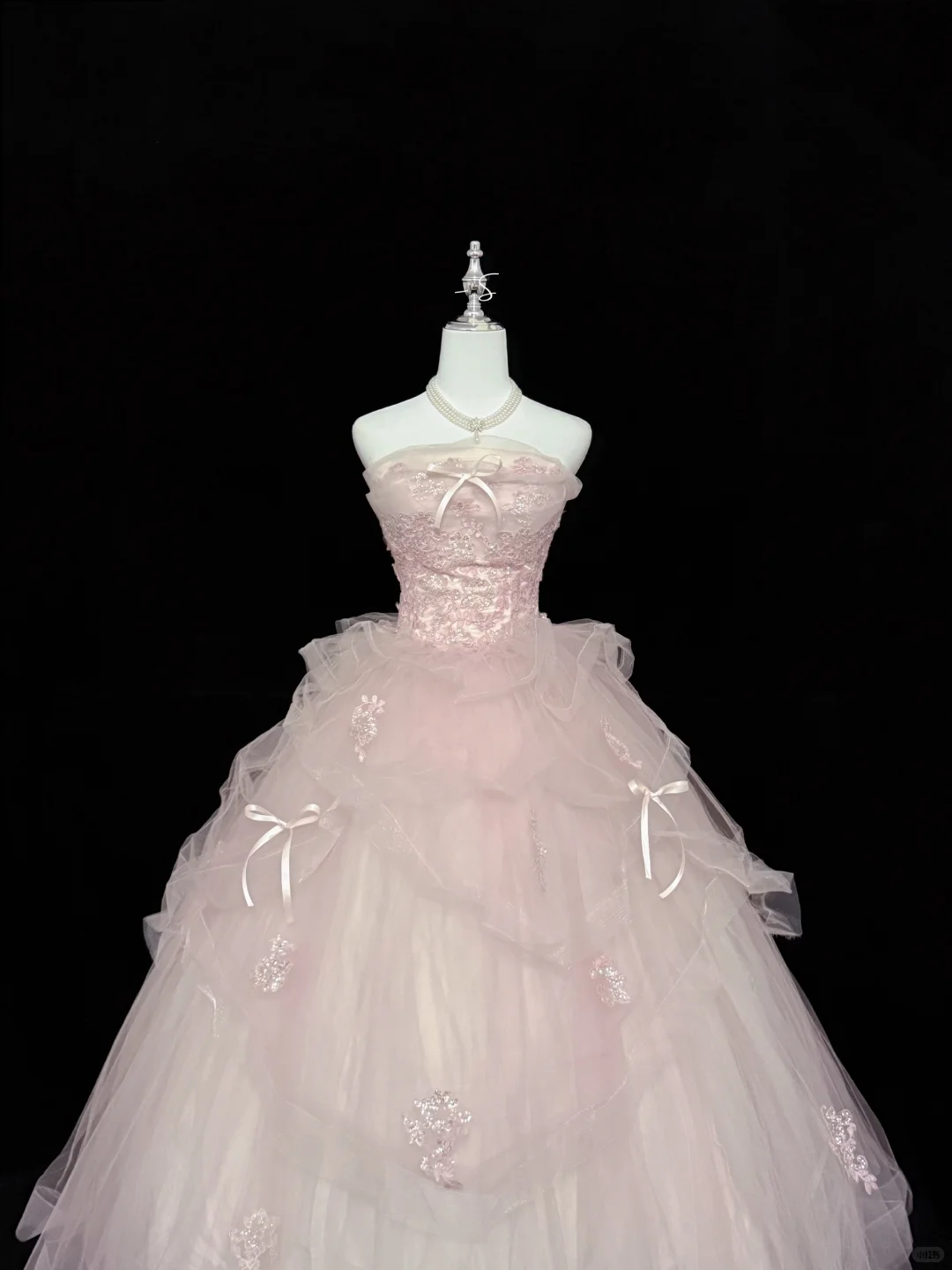 Elegant Pink Strapless Tulle Quinceanera Dress Lace Applique Bow Ruffled Prom Gown Sweet 16 Sweet 15 Quinceanera Ball Gown DP8251