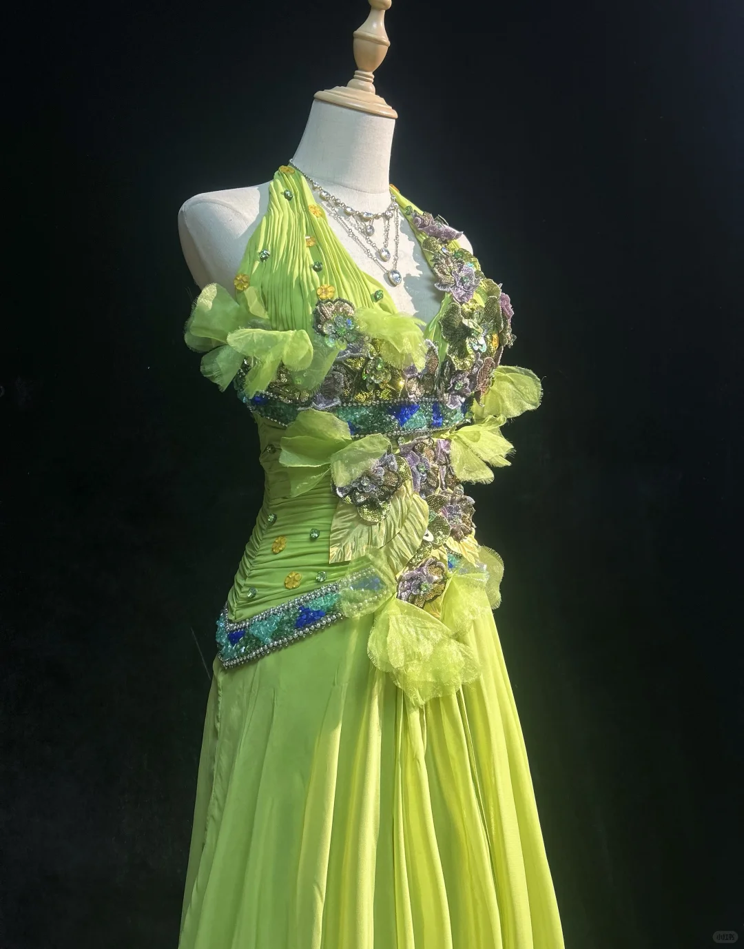 Glamouröses, limettengrünes Pailletten-Abendkleid mit Perlenbesatz, A-Linie und Neckholder, DP7108