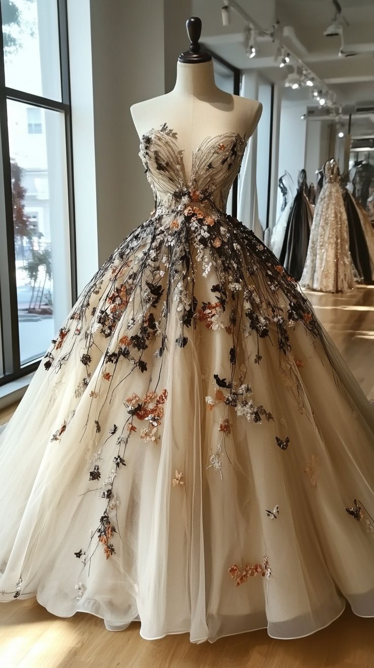 Superbe robe de soirée longue à décolleté en cœur et appliques florales, DP4724