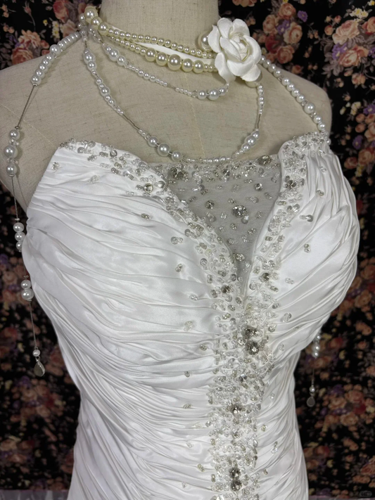 Robe de mariée vintage en satin blanc perlé, décolleté cœur, coupe sirène, DP7102