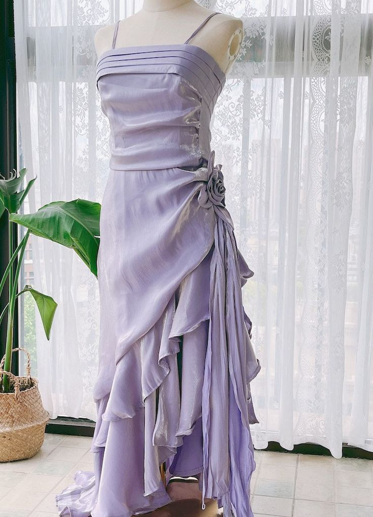 Vintage-Maxikleid aus lila Chiffon mit Spaghettiträgern und Rüschenblumenmuster, DP7578