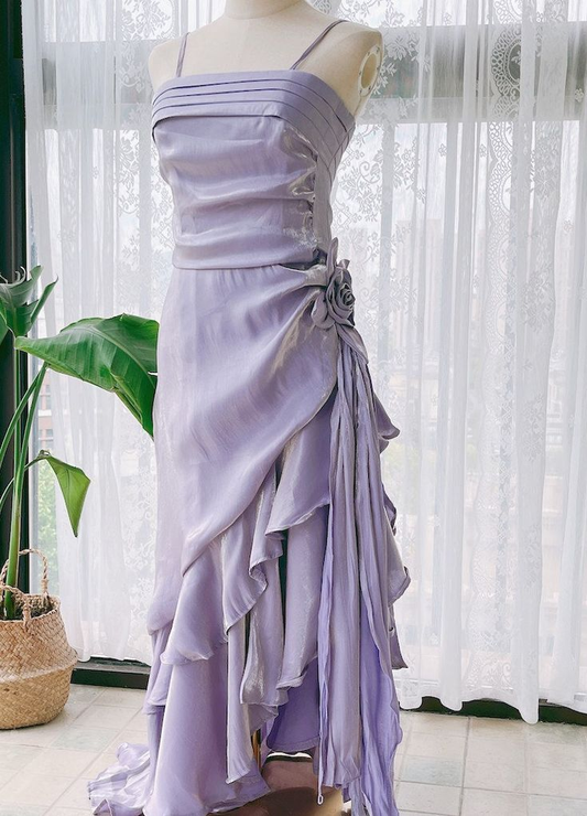 Vintage-Maxikleid aus lila Chiffon mit Spaghettiträgern und Rüschenblumenmuster, DP7578