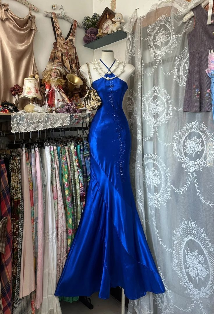 Robe de bal sirène glamour à col halter en satin orné de perles DP7909