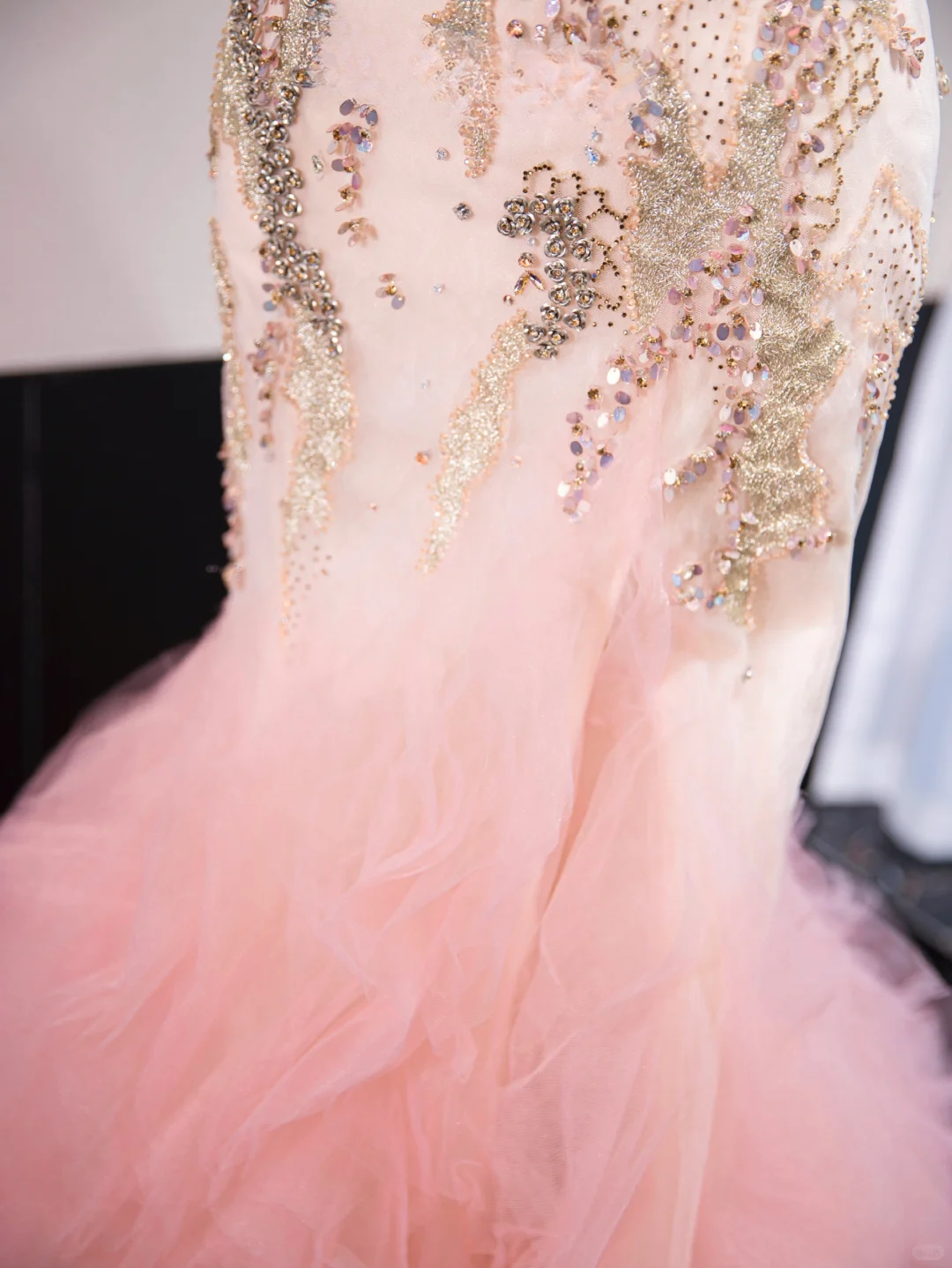 Magnifique robe de soirée sirène rose bustier à sequins et volants en tulle DP7440