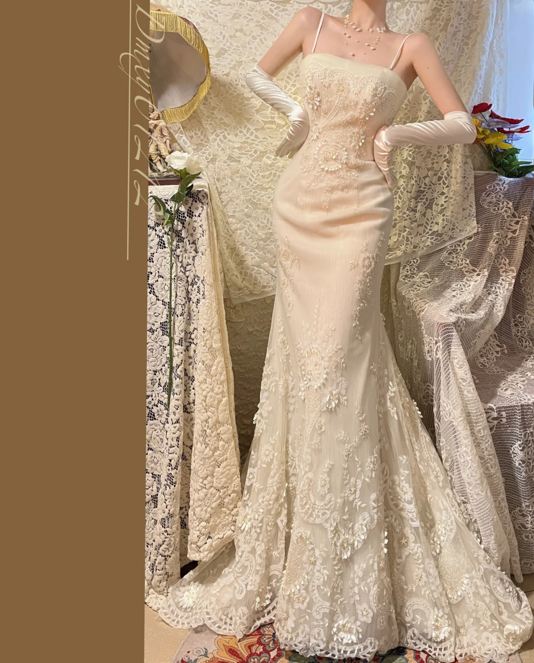 Vintage-Brautkleid im Meerjungfrauenstil mit Spaghettiträgern, aufwendiger Spitzenstickerei und luxuriöser Schleppe DP7258