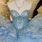 Robe de bal de quinceañera bleu clair glamour, bustier cœur, tulle à volants, broderie florale perlée scintillante DP7141