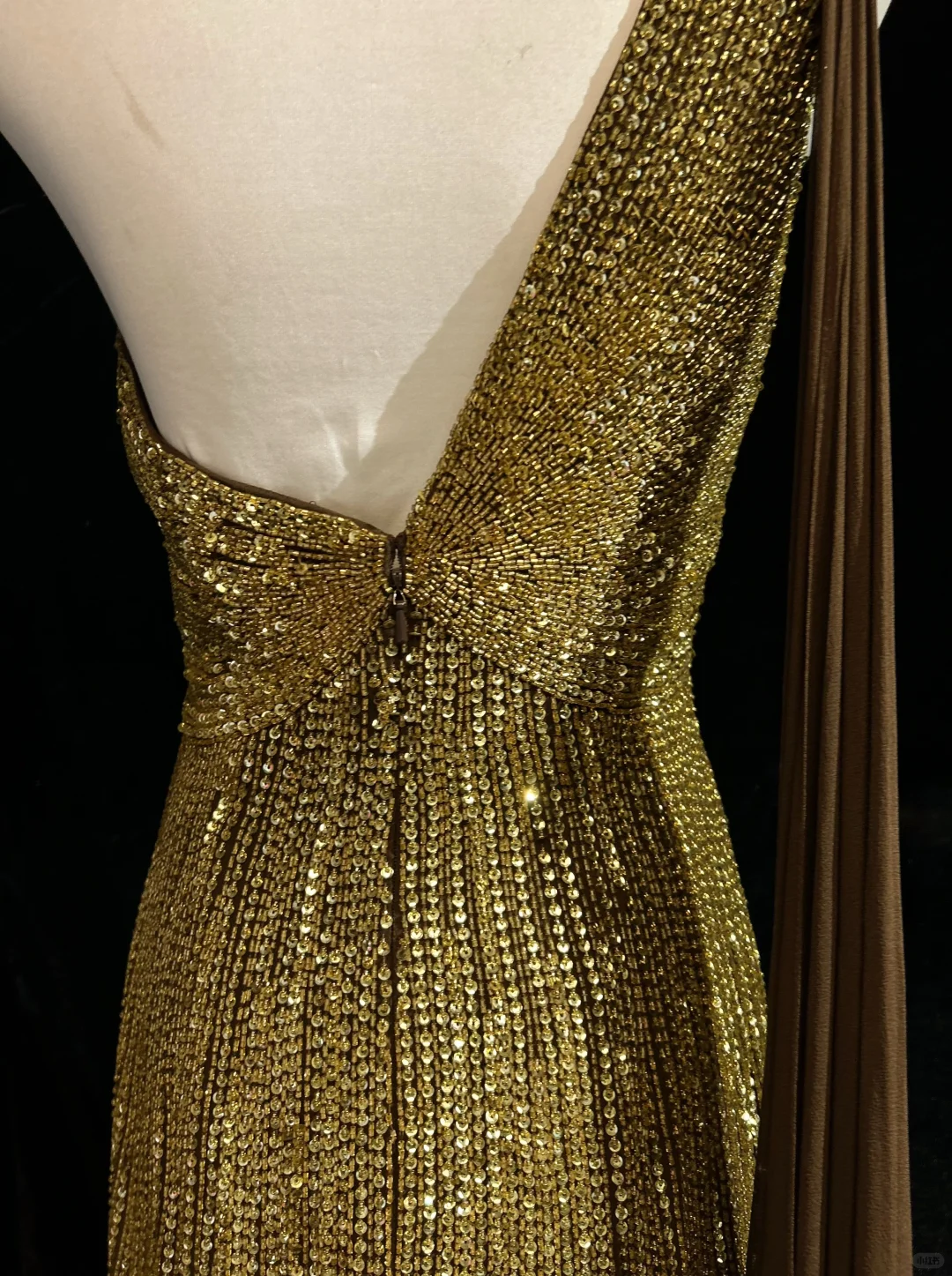 Robe de bal fourreau à sequins dorés, asymétrique, fendue jusqu'à la cuisse, DP7110