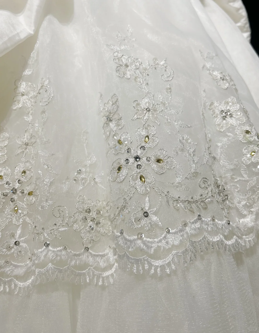 Robe de mariée vintage ivoire à corsage perlé, coupe trapèze, tulle superposé, bretelles amovibles, DP7115