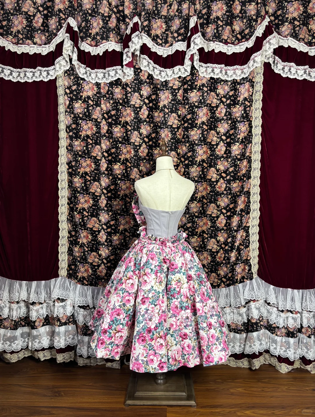 Elegantes, trägerloses, geblümtes A-Linien-Ballkleid mit Rüschen und Schleife für Quinceañeras DP7074