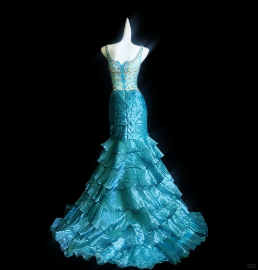 Wunderschönes blaues, glänzendes, perlenbesetztes Meerjungfrau-Satin-Ballkleid mit Stufen DP6347