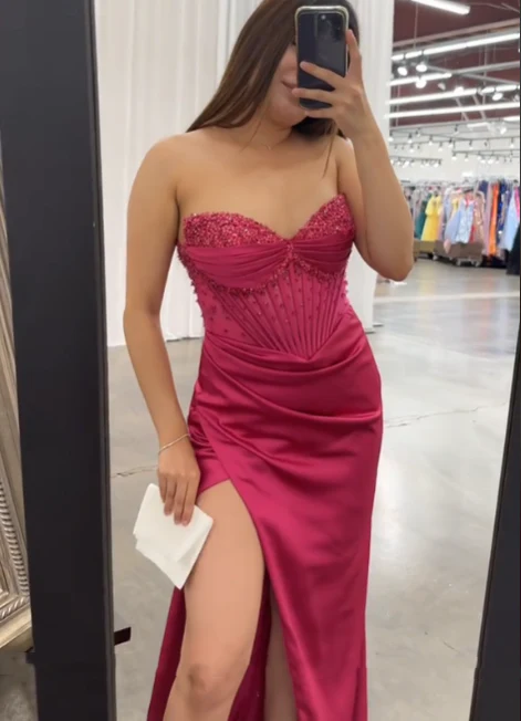 Robe de soirée longue fourreau en satin rose à col en cœur et perles, DP4535
