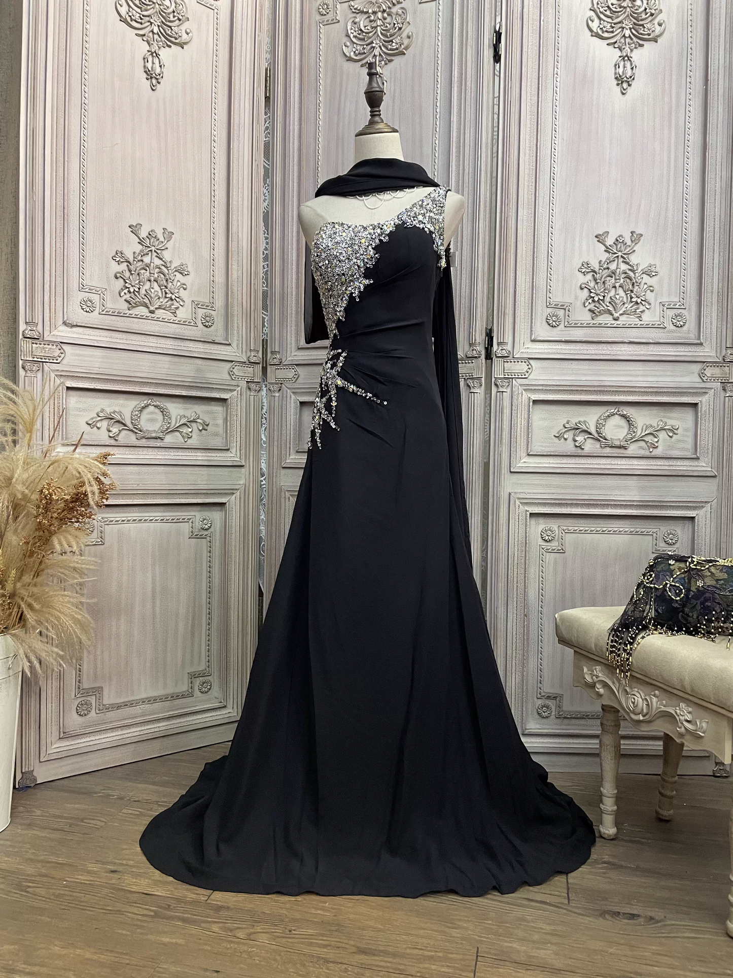 Vintage schwarzes, einseitig schulterfreies Satin-Abendkleid mit Perlenbesatz und Schleppe, formelles Ballkleid DP7598