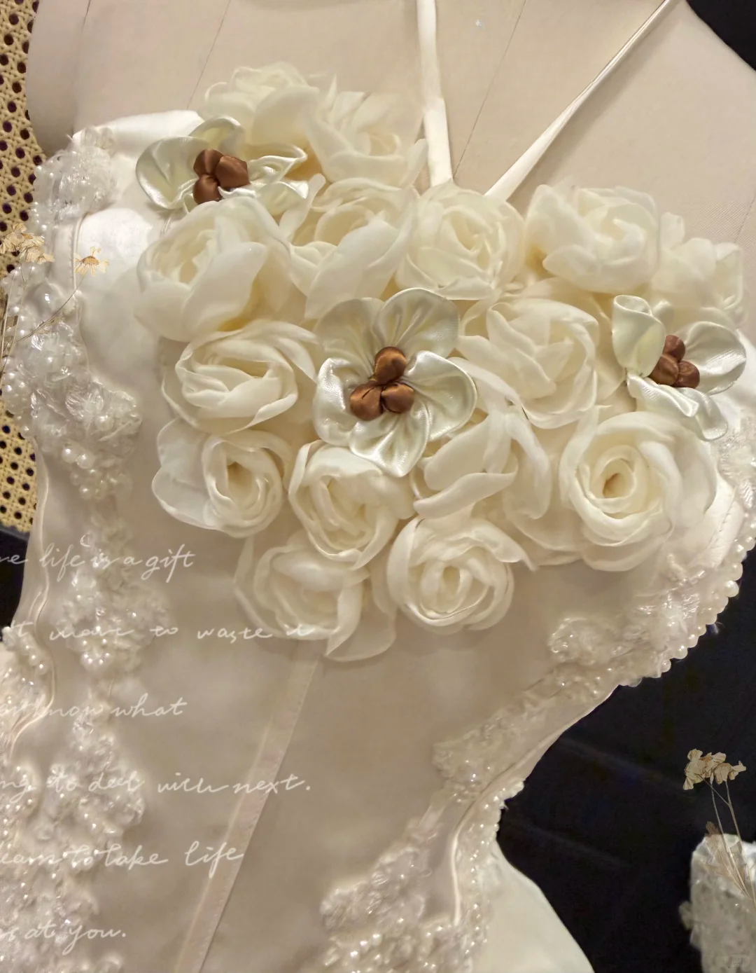 Vintage-Hochzeitskleid im romantischen 3D-Stil mit floralen Rüschen, exquisiter Spitze und Tüll, DP7251