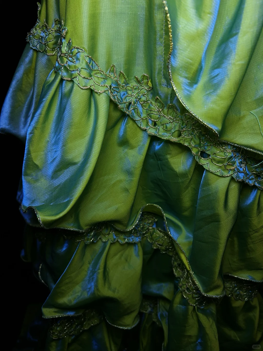 Wunderschönes grünes A-Linien-Ballkleid mit Perlenapplikationen, Spaghettiträgern, Satinrüschen, DP6346