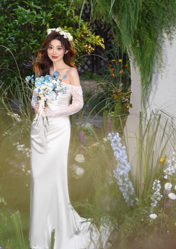 Robe de mariée élégante en satin blanc, épaules dénudées, coupe fourreau, manches en dentelle, DP7202