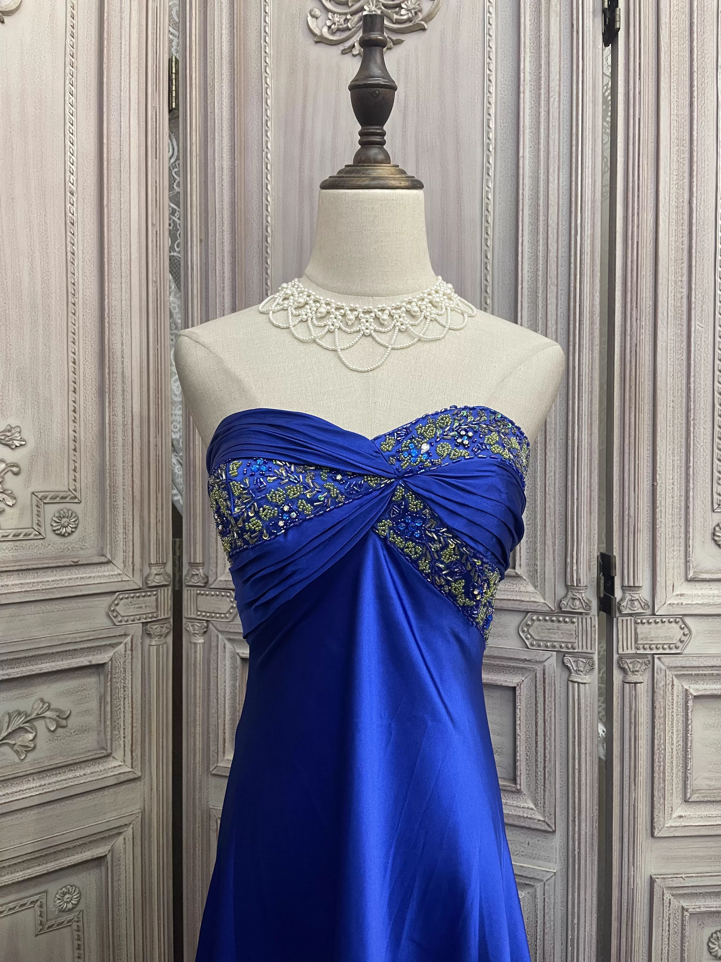 Vintage königsblaues trägerloses Satin-Abendkleid mit Perlenbesatz und Schleppe, formelles Ballkleid DP7594