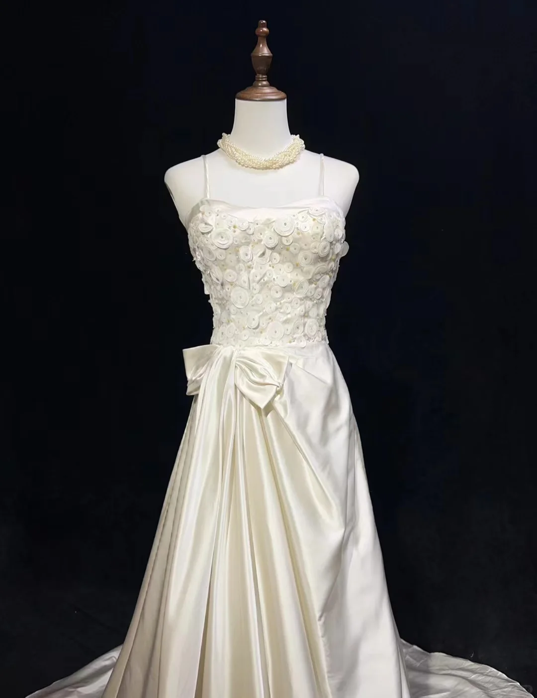 Vintage-Inspired Ivory Satin Strapless Lace Applique & Bow for Timeless Wedding Dress DP7283