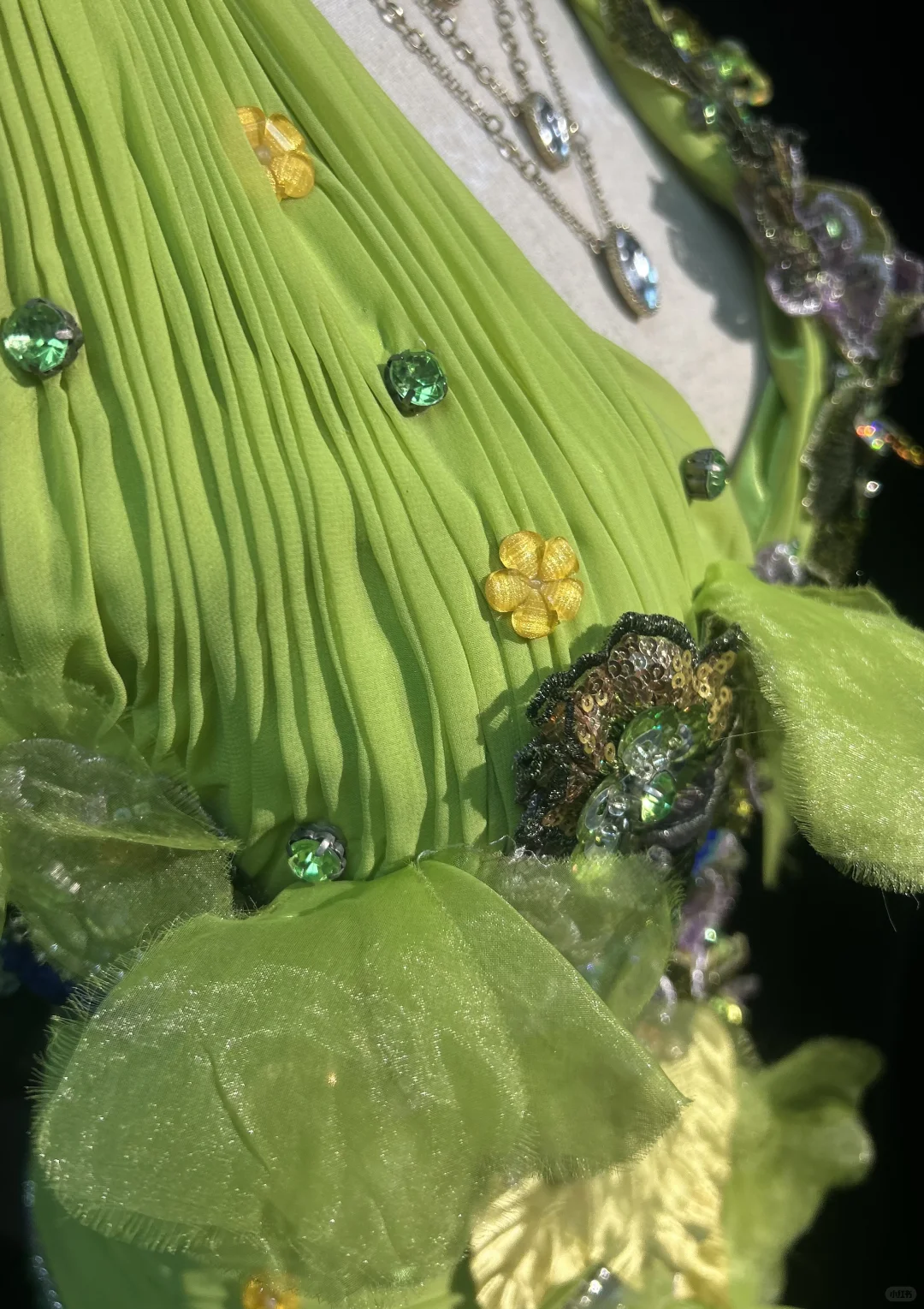 Glamouröses, limettengrünes Pailletten-Abendkleid mit Perlenbesatz, A-Linie und Neckholder, DP7108