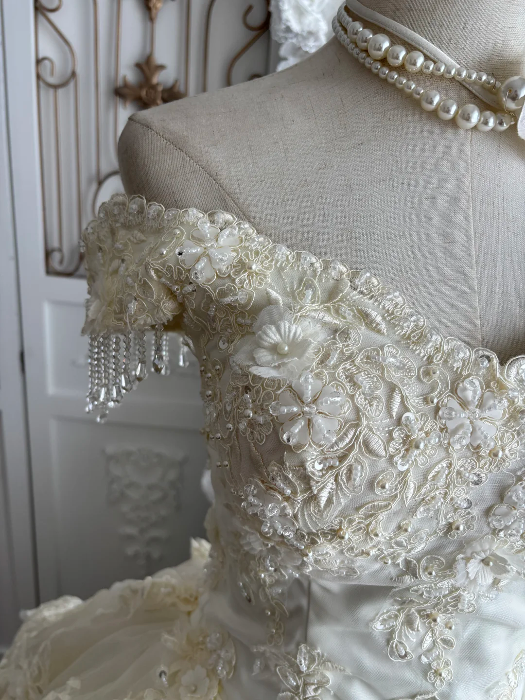 Vintage Off-the-Shoulder Sweetheart Ball Gown Wedding Dress Lace Applique Beaded Tulle Bridal Gown with Train DP8135