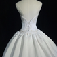 Robe de mariée vintage blanche à décolleté cœur, broderie de perles, en satin DP7111