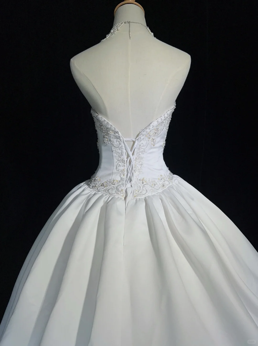 Robe de mariée vintage blanche à décolleté cœur, broderie de perles, en satin DP7111