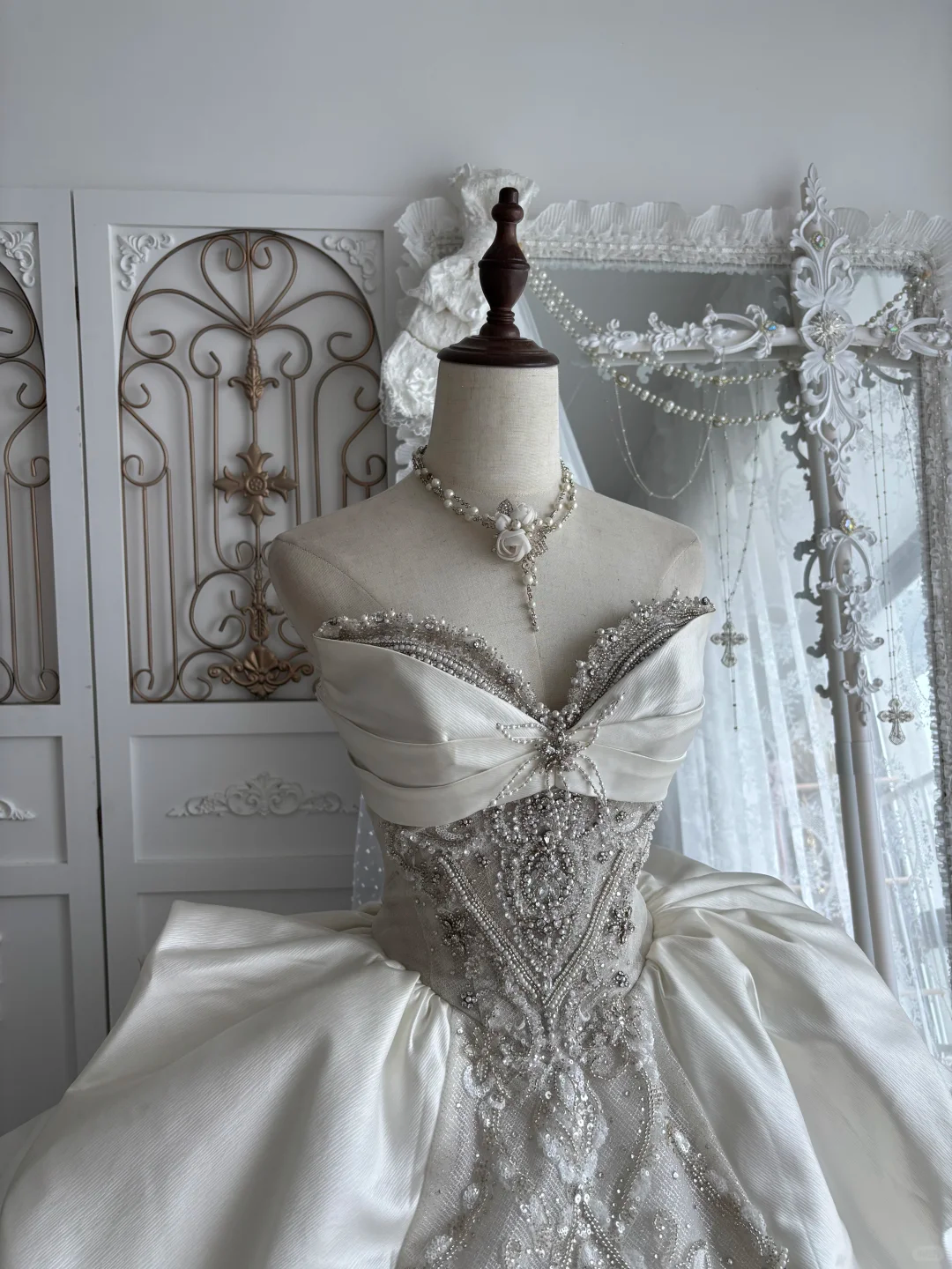 Luxury Ivory Strapless Sweetheart Wedding Dress Beaded Lace Embellished Royal Bridal Gown DP8246