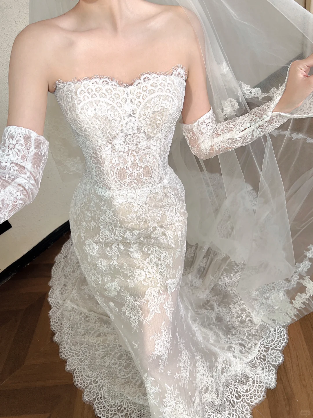 Glamorous Lace Mermaid Strapless Wedding Dress with Detachable Lace Sleeves and Floral Lace Veil DP7122