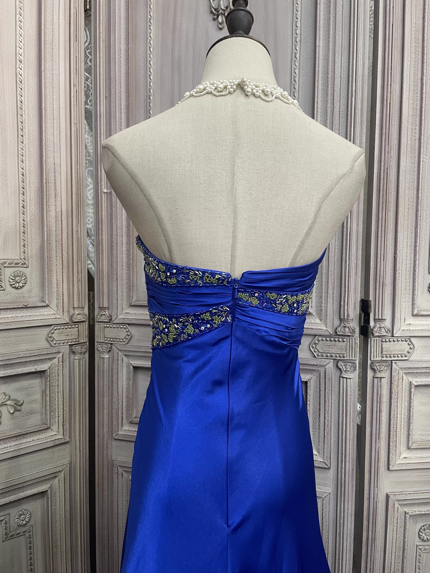 Vintage königsblaues trägerloses Satin-Abendkleid mit Perlenbesatz und Schleppe, formelles Ballkleid DP7594