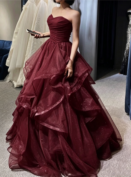 Elegantes weinrotes, trägerloses Sweetheart-Glitzer-Tüll-Ballkleid mit Rüschen und mehreren Lagen für Sweet 16/Quinceañera DP8364