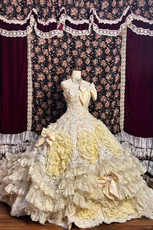 Elfenbeinfarbenes Ballkleid im Vintage-Stil mit Spitzenbesatz, Rüschen und Satin-Schleife DP7008