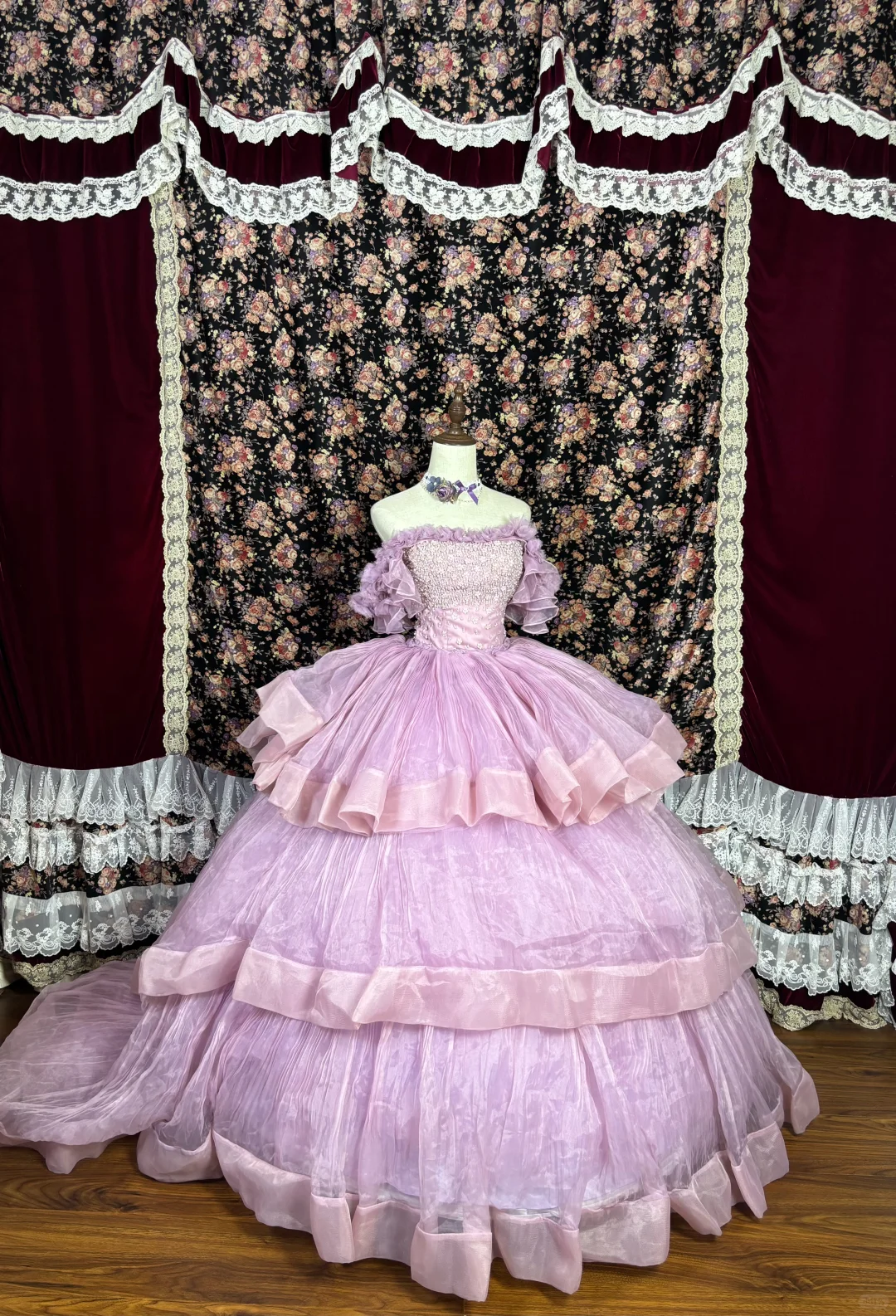 Robe de bal élégante lavande à épaules dénudées, corsage à volants étagés et perles, coupe trapèze, DP7071