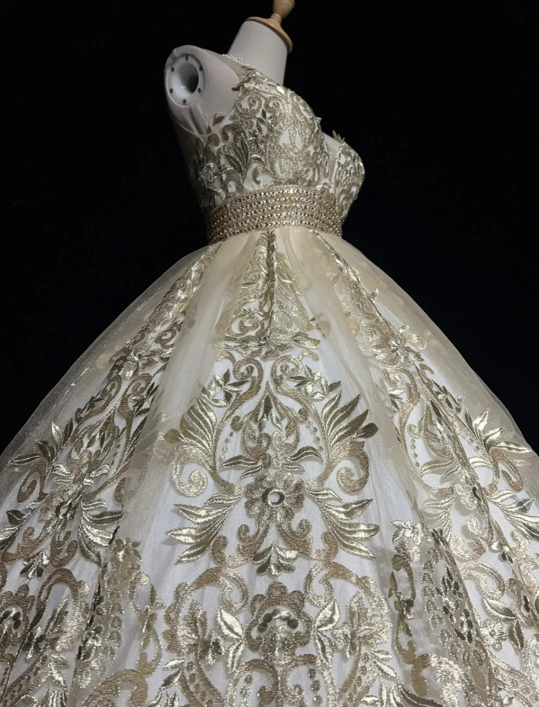 Robe de bal somptueuse brodée d'or, décolleté en V profond, ornée de perles, coupe trapèze, robe de quinceañera DP7107