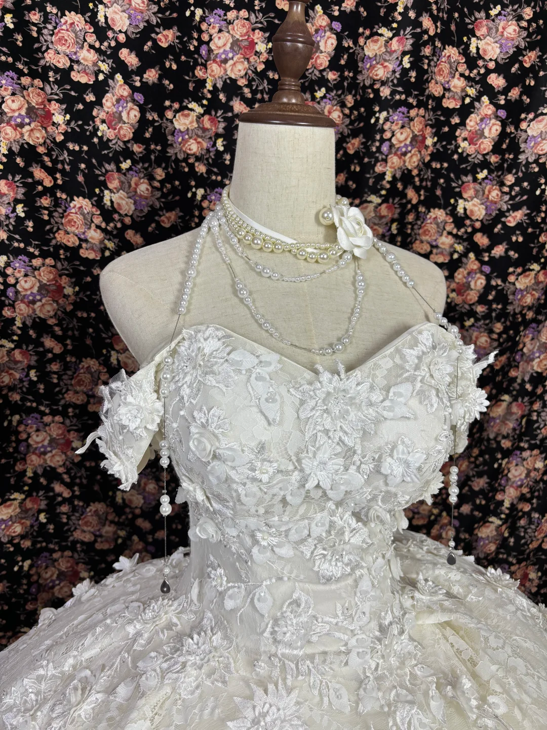 Robe de mariée vintage à broderies florales, coupe trapèze, épaules dénudées DP7067