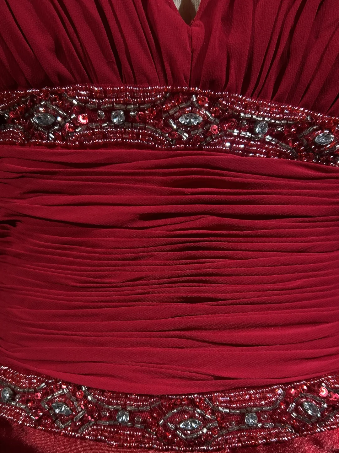 Robe de bal glamour rouge en satin ornée de perles, fourreau, décolleté plongeant, DP7105