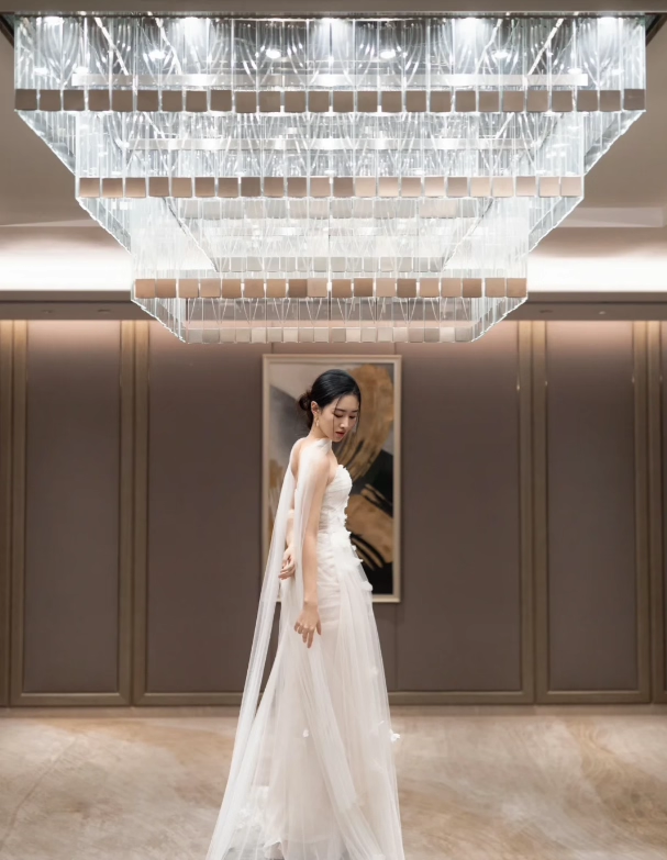 Ethereal Butterfly-Embellished Tulle Wedding Dress Sheath Strapless Bridal Gown DP7204