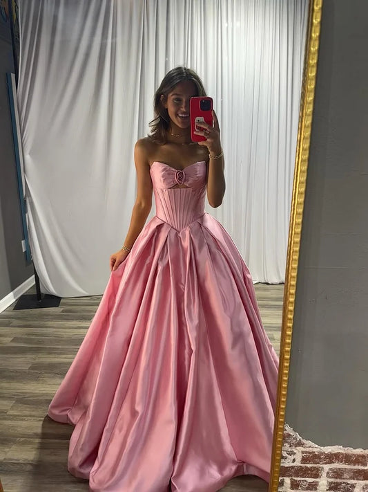 Elegantes, trägerloses Ballkleid aus rosa Satin mit Rosenapplikationen und Korsett-Oberteil DP7866