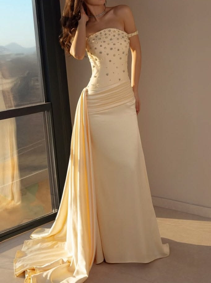 Glamouröses champagnerfarbenes Off-Shoulder Meerjungfrau-Abendkleid mit Perlenoberteil und Satin-Schleppe DP8414