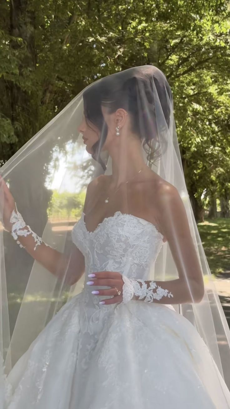 Elegant Lace Applique Sweetheart Wedding Dress A-Line Strapless Bridal Gown DP7022