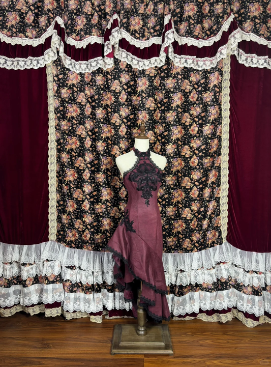 Elegantes Burgunderrotes Neckholder-Ballkleid mit Paillettenstickerei DP6417