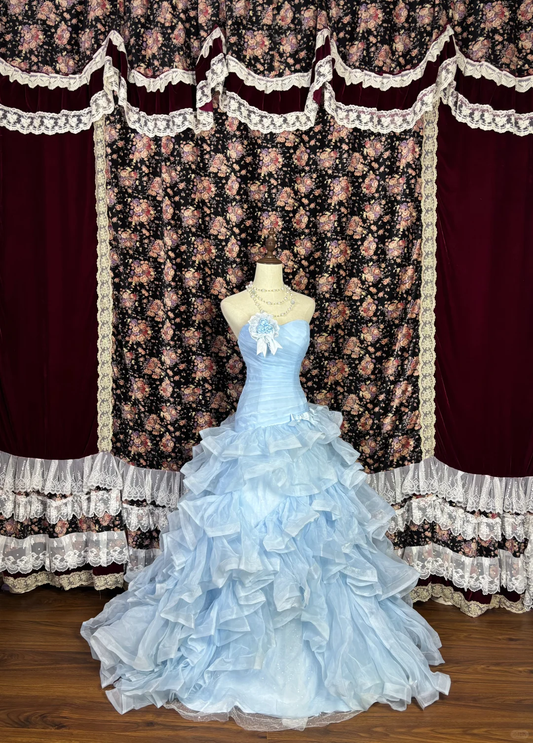 Robe de bal de quinceañera vintage bleu clair sans bretelles, à volants et à étages, ornée de fleurs, coupe trapèze, DP7062