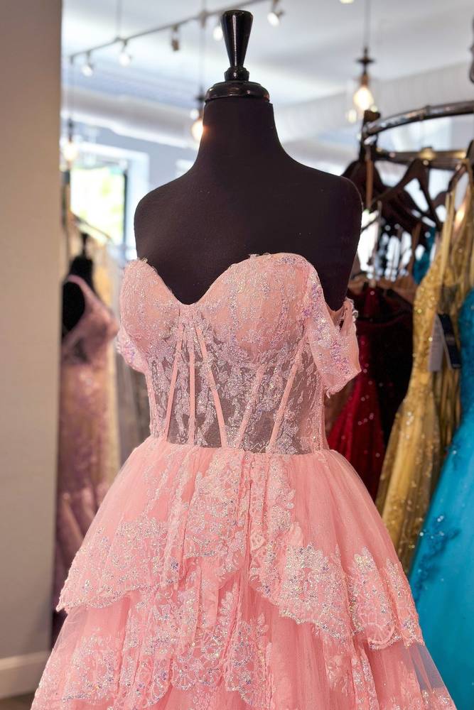 Elegantes, pinkfarbenes, schulterfreies, gestuftes Spitzen-Abendkleid mit hohem Schlitz und glitzernden Pailletten (DP7164)