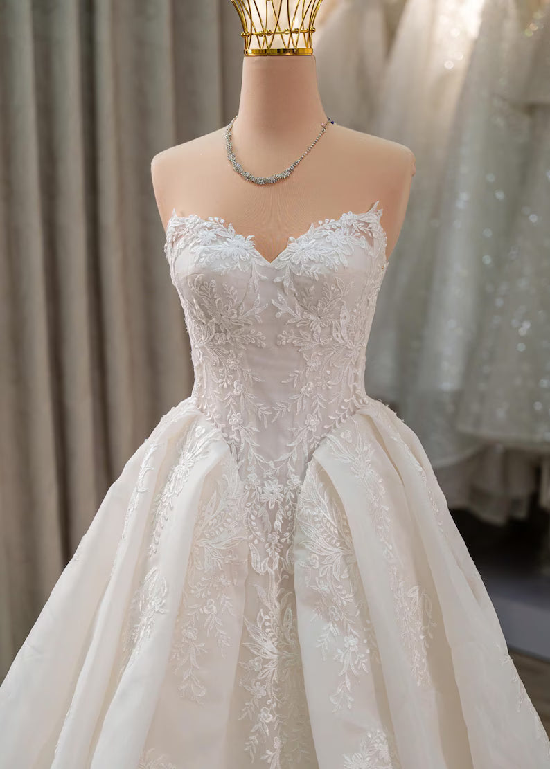 Vintage Sweetheart Strapless Lace Floral Embroidery A-Line Wedding Dress DP8601